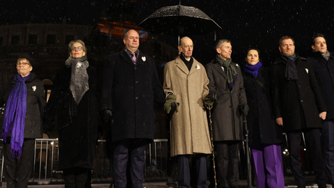 Foto von TUD-Rektorin Ursula Staudinger, Dresdens Oberbürgermeister Dirk Hilbert, Prinz Edward Herzog von Kent und Sachsens Ministerpräsident Michael Kretschmer bei der Menschenkette am 13. Februar auf dem Theaterplatz in Dresden.