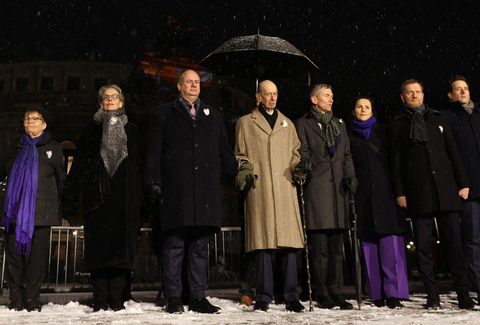 Foto von TUD-Rektorin Ursula Staudinger, Dresdens Oberbürgermeister Dirk Hilbert, Prinz Edward Herzog von Kent und Sachsens Ministerpräsident Michael Kretschmer bei der Menschenkette am 13. Februar auf dem Theaterplatz in Dresden.