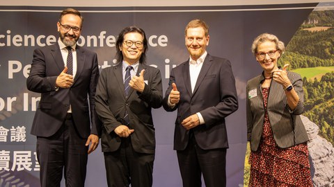 Gruppenfoto von Sebastian Gemkow, Robin Bing-Yu Chen, Michael Kretschmer und Prof. Ursula Staudinger.