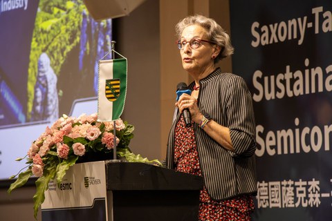 Foto von TUD-Rektorin Prof. Ursula Staudinger, die an einem Rednerpult steht.