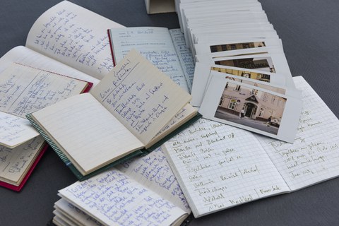 Aufgeschlagene Notizbücher und Fotografien aus der Sammlung von Christoph Wagner.