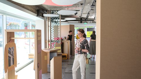 Foto von einer Person in der Ausstellung "Unsichtbare Held:innen".