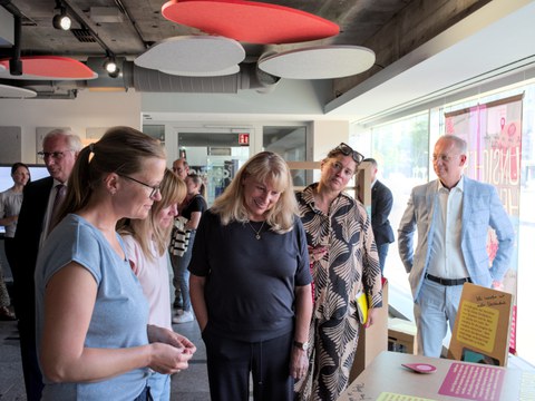 Foto von mehreren Personen bei der Eröffnung der Ausstellung im COSMO Wissenschaftsforum.