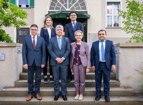 Gruppenbild der Rektorin mit dem Usbekischen Botschafter.