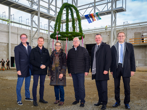Gruppenfoto mit Jan-Hendrik Goldbeck, Geschäftsführender Gesellschafter der Goldbeck GmbH, der Sächsische Ministerpräsident Michael Kretschmer, TUD-Rektorin Prof. Ursula Staudinger, Torsten Ruban-Zeh, Oberbürgermeister der Stadt Hoyerswerda, Udo Witschas, Landrat des Landkreises Bautzen, und Prof. Günther Prokop, Professur für Kraftfahrzeugtechnik an der TUD (v.l.n.r.).