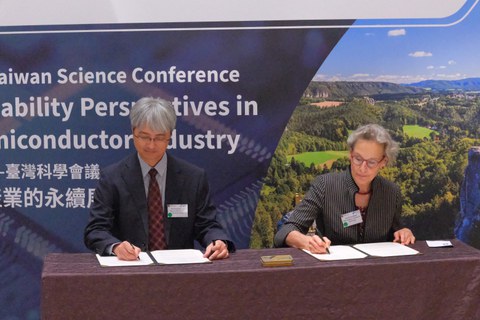 Foto von TUD-Rektorin Prof. Ursula Staudinger und einem Vertreter der taiwanesischen National Institutes of Applied Research bei der Unterzeichnung eines Schriftstücks.