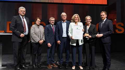 Die KI-Pionierin Dr. Cordelia Schmid (3. V. r. mit Urkunde) erhielt den 1. Archimedes Science Award. Den Preis überreichten für die TUD Rektorin Ursula Staudinger (2. V. r.) und für den Freistaat Sachsen Ministerpräsident Michael Kretschmer (r.). 