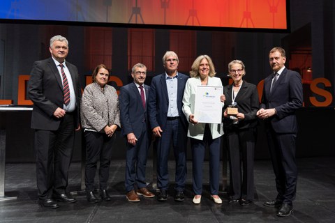Die KI-Pionierin Dr. Cordelia Schmid (3. V. r. mit Urkunde) erhielt den 1. Archimedes Science Award. Den Preis überreichten für die TUD Rektorin Ursula Staudinger (2. V. r.) und für den Freistaat Sachsen Ministerpräsident Michael Kretschmer (r.).