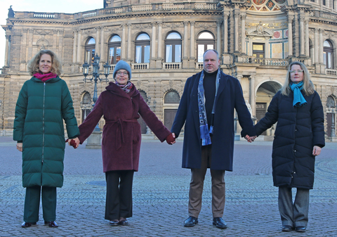 Foto von Nora Schmid, Prof.in Ursula Staudinger, Dresdens Oberbürgermeister Dirk Hilbert und Bürgermeisterin Annekatrin Klepsch auf dem Theaterplatz in Dresden mit der Semperoper im Hintergrund.