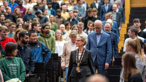 Rector Prof. Staudinger entering the ceremony for the formal enrollment of new students