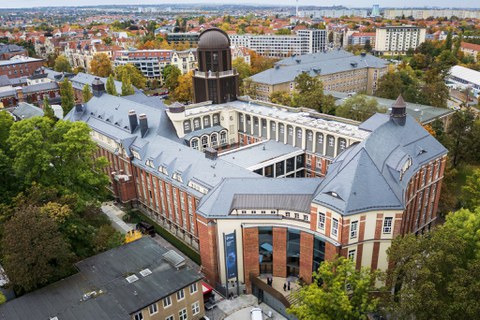 Historie trifft Zukunft: Der Beyer-Bau nach der Sanierung in der Ansicht von oben.