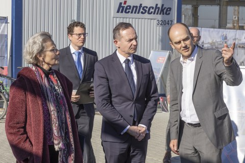 TUD-Rektorin Prof.in Ursula Staudinger, Bundesminister Dr. Volker Wissing und TUD-Professor Steffen Marx im Gespräch.