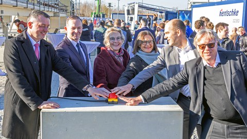 Foto von Landrat Udo Witschas, Bundesminister Dr. Volker Wissing, TUD-Rektorin Prof. Ursula Staudinger, Staatssekretärin Barbara Meyer, Prof. Steffen Marx und Jörg Drews, die jeweils eine Hand an einem roten Buzzer haben.