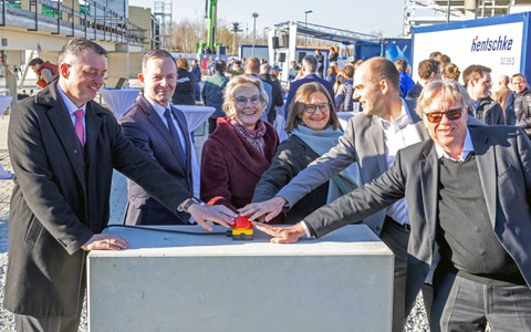 Foto von Landrat Udo Witschas, Bundesminister Dr. Volker Wissing, TUD-Rektorin Prof. Ursula Staudinger, Staatssekretärin Barbara Meyer, Prof. Steffen Marx und Jörg Drews, die jeweils eine Hand an einem roten Buzzer haben.