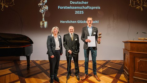 Der diesjährige Preisträger Prof. Dr. Ernst van der Maaten (rechts im Bild) wurde geehrt von der Rektorin der Universität Freiburg, Prof. Dr. Kerstin Krieglstein, und dem Stifter und Vorstandsvorsitzenden der Eva Mayr-Stihl Stiftung, Robert Mayr.