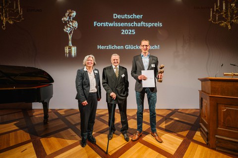 Der diesjährige Preisträger Prof. Dr. Ernst van der Maaten (rechts im Bild) wurde geehrt von der Rektorin der Universität Freiburg, Prof. Dr. Kerstin Krieglstein, und dem Stifter und Vorstandsvorsitzenden der Eva Mayr-Stihl Stiftung, Robert Mayr.