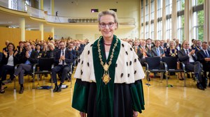 TUD-Rektorin Prof.in Ursula M. Staudinger während der Feierlichen Investitur mit Talar und Amtskette. 