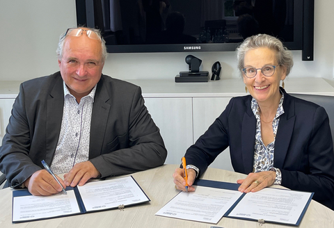 Prof. Miroslav Brzezina, Rektor der TU Liberec, und TUD-Rektorin Prof. Ursula Staudinger bei der Unterzeichnung eines neuen Kooperationsvertrags.