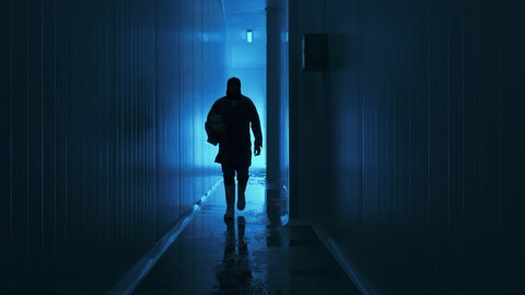 Videostandbild aus Mario Pfeifers Werk „Annäherung im digitalen Zeitalter an eine zum Verschwinden verurteilte Menschheit“, 2014–2015, 4K-Kino-3-Kanal-Installation, Farbe, Surround-Sound, 26 Min., mit freundlicher Genehmigung des Künstlers und KOW, Berlin