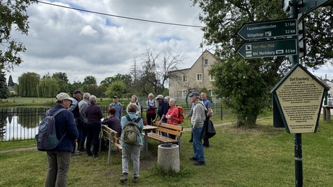 Wanderfreudige Senioren bagaben sich im Mai in Moritzburg unter sachkundiger Anleitung von Christian Kunath, Kenner der sächsischen Geschichte, auf die Erinnerungstour an die Brücke-Künstler.