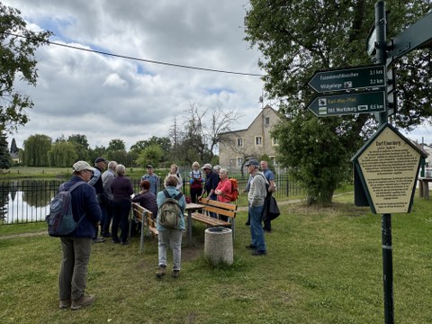 Wanderfreudige Senioren bagaben sich im Mai in Moritzburg unter sachkundiger Anleitung von Christian Kunath, Kenner der sächsischen Geschichte, auf die Erinnerungstour an die Brücke-Künstler.