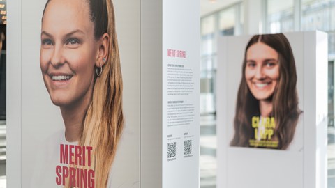 Fotoaufnahme von Schautafeln der Ausstellung "Rethinking Physcis", die Porträts von zwei Wissenschaftlerinnen zeigen.