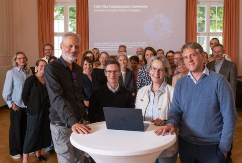 Fotoaufnahme von Christoph Schletterer (Sachgebiet 7.1 Corporate Design), Jan Röder (Leiter Sachgebiet Strategie), Prof.in Ursula Staudinger (Rektorin) und Dr. Volker Balli (Geschäftsführer Geschäftsbereich Universitätsentwicklung) und weitere Beteiligte beim Get-together zur Einreichung des Selbstberichts.