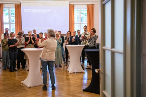 Fotoaufnahme von TUD-Rektorin Prof. Ursula Staudinger, die im Festsaal des Rektorats zu Mitarbeitenden der TUD spricht.