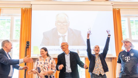 Großer Jubel bei den Clustersprechern (v.l.n.r.) Prof. Viktor Mechtcherine, Prof. Yana Vaynzof, Prof. Matthias Vojta, Prof. Stephan Grill (für Prof. Otger Campàs) und Prof. Frank H. P. Fitzek.