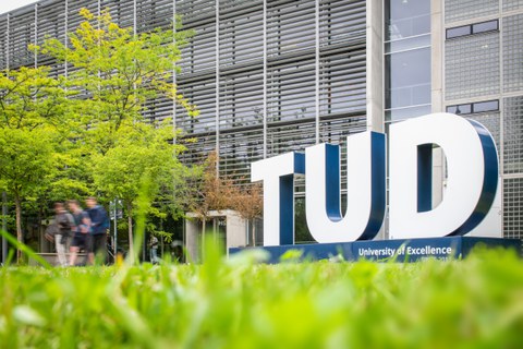 TUD-Schriftzug am Hörsaalzentrum.