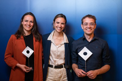 Drei herausragende Beispiele exzellenter Wissenschaftskommunikation an der TUD: Prof. Simon Meier-Vieracker erhielt den Hauptreis. Dr. Hannah Muti (l.) und Dr. Chiara Löffler (M.) wurden mit dem Nachwuchspreis ausgezeichnet. 