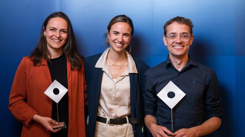 Drei herausragende Beispiele exzellenter Wissenschaftskommunikation an der TUD: Prof. Simon Meier-Vieracker erhielt den Hauptreis. Dr. Hannah Muti (l.) und Dr. Chiara Löffler (M.) wurden mit dem Nachwuchspreis ausgezeichnet. 
