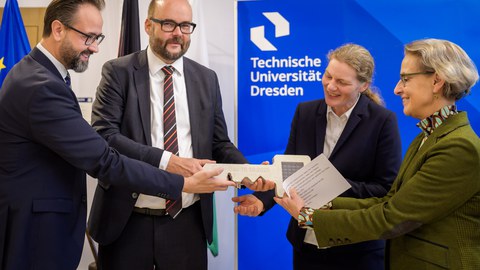 V.l.n.r.: Wissenschaftsminister Sebastian Gemkow, Finanzminister Christian Piwarz, Prof. Dr.-Ing. Birgit Beckmann, Dekanin der TUD-Fakultät Bauingenieurwesen, und TUD-Rektorin Prof.in Ursula Staudinger bei der symbolischen Schlüsselübergabe. 