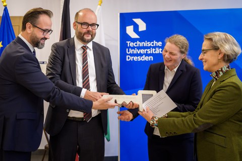 V.l.n.r.: Wissenschaftsminister Sebastian Gemkow, Finanzminister Christian Piwarz, Prof. Dr.-Ing. Birgit Beckmann, Dekanin der TUD-Fakultät Bauingenieurwesen, und TUD-Rektorin Prof.in Ursula Staudinger bei der symbolischen Schlüsselübergabe.