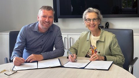 TUD-Rektorin Prof.in Ursula Staudinger und ihr Amtskollege Prof. Jaroslav Koutský von der Jan-Evangelista-Purkyně-Universität in Ústí nad Labem (UJEP) erneuerten am 11. Juli die bestehenden Kooperationsvereinbarungen.