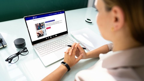Studentin vor Laptop