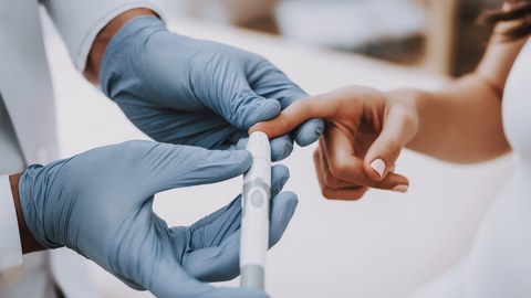 Für einen Bluttest wird eine Fingerkuppe eingestochen.