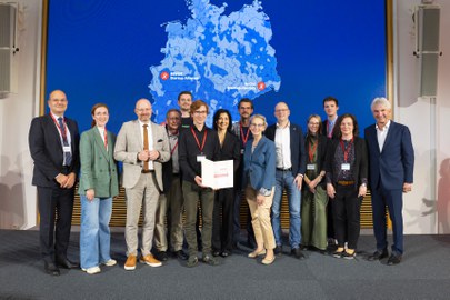 Erfolgreiche Startup Factory: Bundeswirtschaftsministerin Katherina Reiche (7.v.l.) beglückwünschte Vertreter:innen des boOst-Konsortiums. 