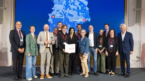 Successful Startup Factory: Federal Minister of Economics Katherina Reiche (7th from left) congratulated representatives of the boOst consortium.