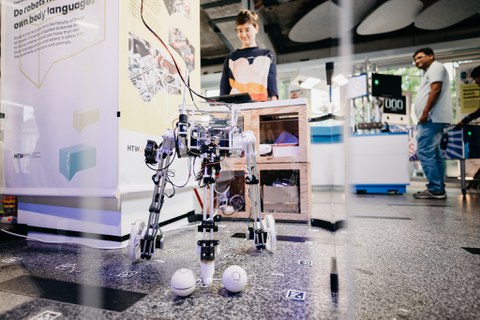 Roboter navigiert auf dem Boden