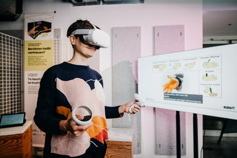 Person mit Virtual Reality Brille in der Cosmo-Asustellung Mensch, Roboter!