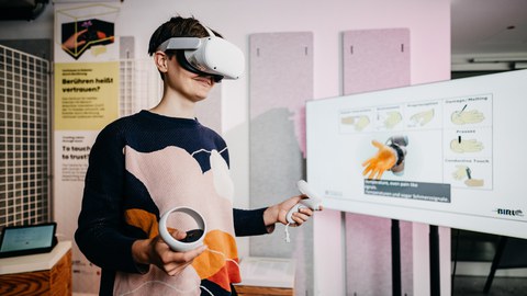 Person mit Virtual Reality Brille in der Cosmo-Asustellung Mensch, Roboter!