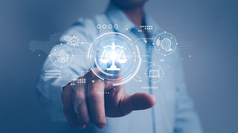 Ein Mann streckt seinen Zeigefinger nach vorn aus um damit ein halbduchlässiges Touchpanel zu bedienen.
