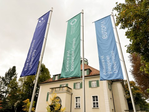 Fahnen vor dem Rektoratsgebäude