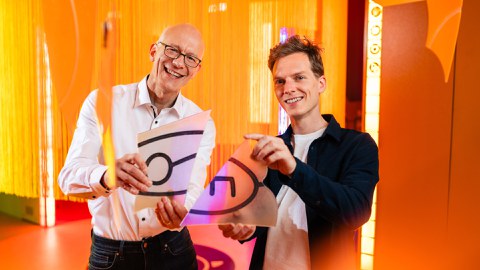 Matthias Vojta, Dresden spokesperson for the ct.qmat Cluster of Excellence at Würzburg and Dresden universities, and game designer Philipp Stollenmayer are celebrating the first birthday of the escape room “Kitty Q – A Quantum Adventure”.