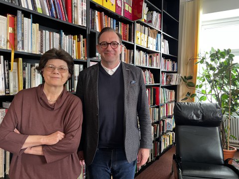 Renate Wagner-Wittula und Thomas Stern (SLUB Dresden) vor Bücherregal mit Sammlung Wagner.