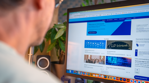 Foto eines Computerbildschirms, der die Startseite des TUD Intranets zeigt.