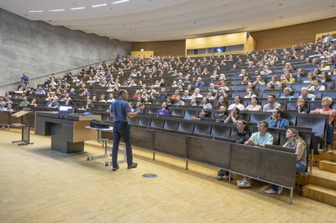 Foto von Prof. Steffen Marx, der in einem Hörsaal zu Publikum spricht.