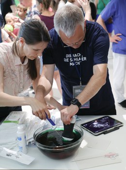 Foto von Jan Pratzka, der ein Ultraschall durchführt.