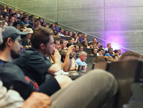 Foto eines vollbesetzten Hörsaals an der TU Dresden.